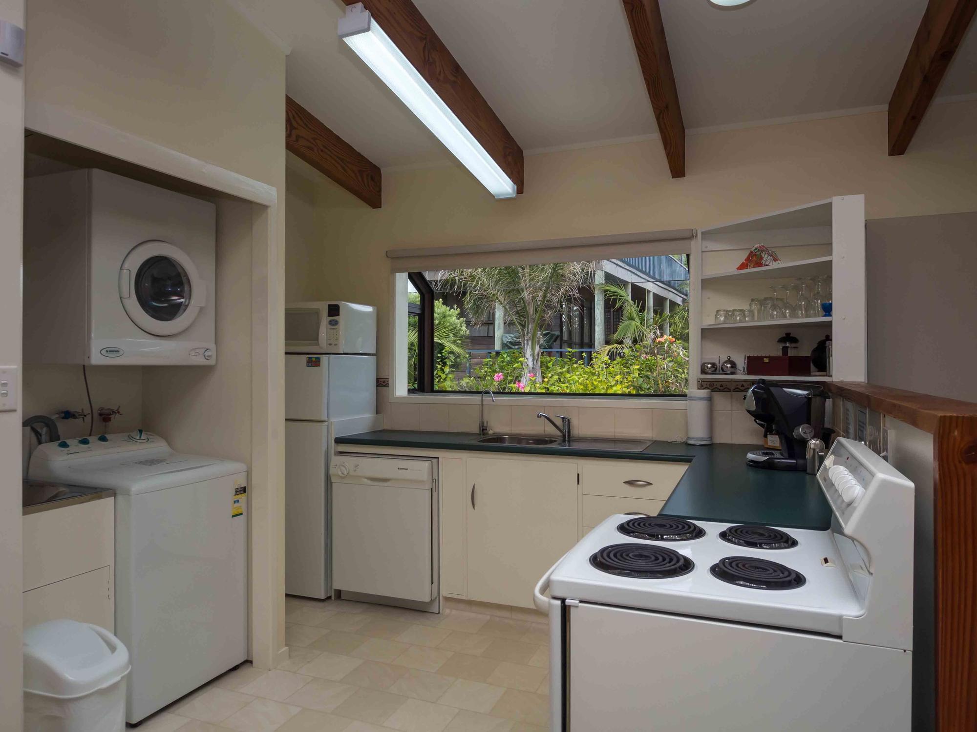 By The Bay Beachfront Apartments Mangonui Exterior photo