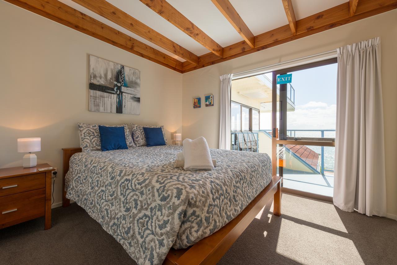 By The Bay Beachfront Apartments Mangonui Exterior photo