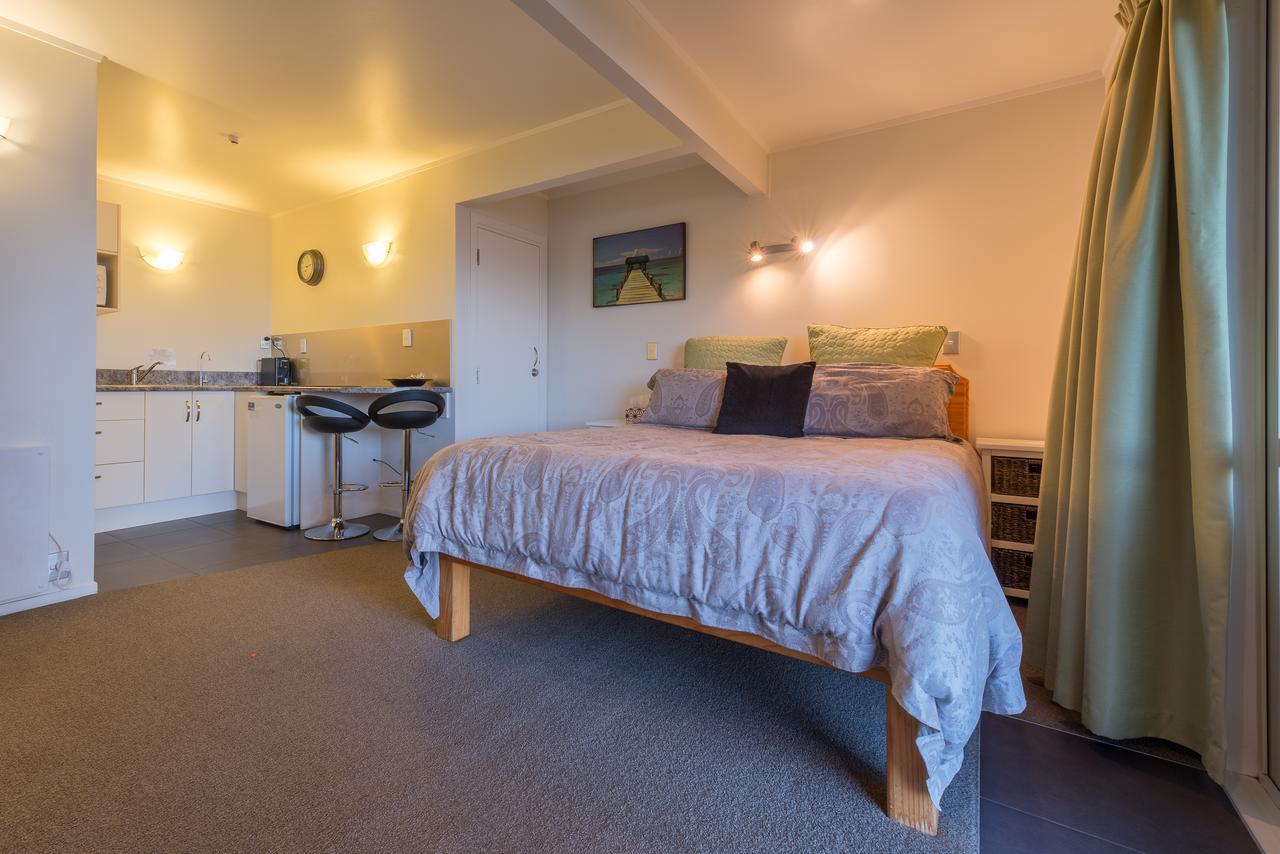 By The Bay Beachfront Apartments Mangonui Exterior photo
