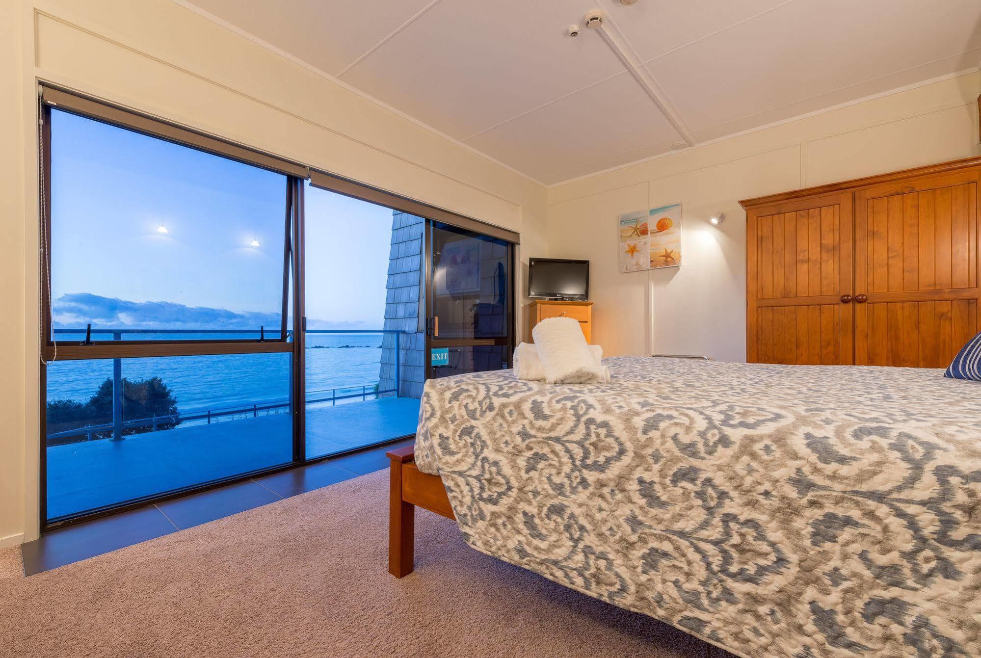 By The Bay Beachfront Apartments Mangonui Exterior photo