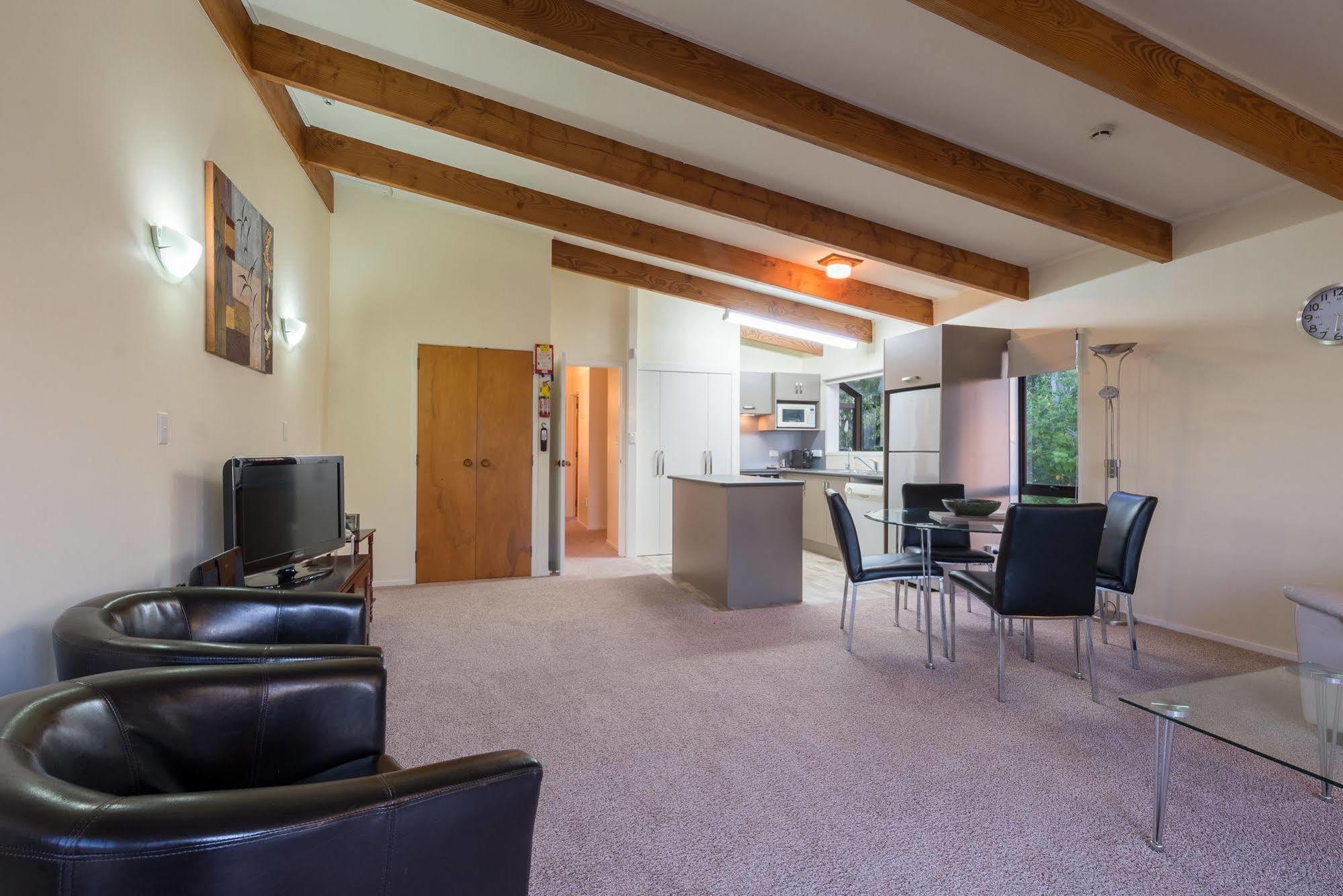 By The Bay Beachfront Apartments Mangonui Exterior photo