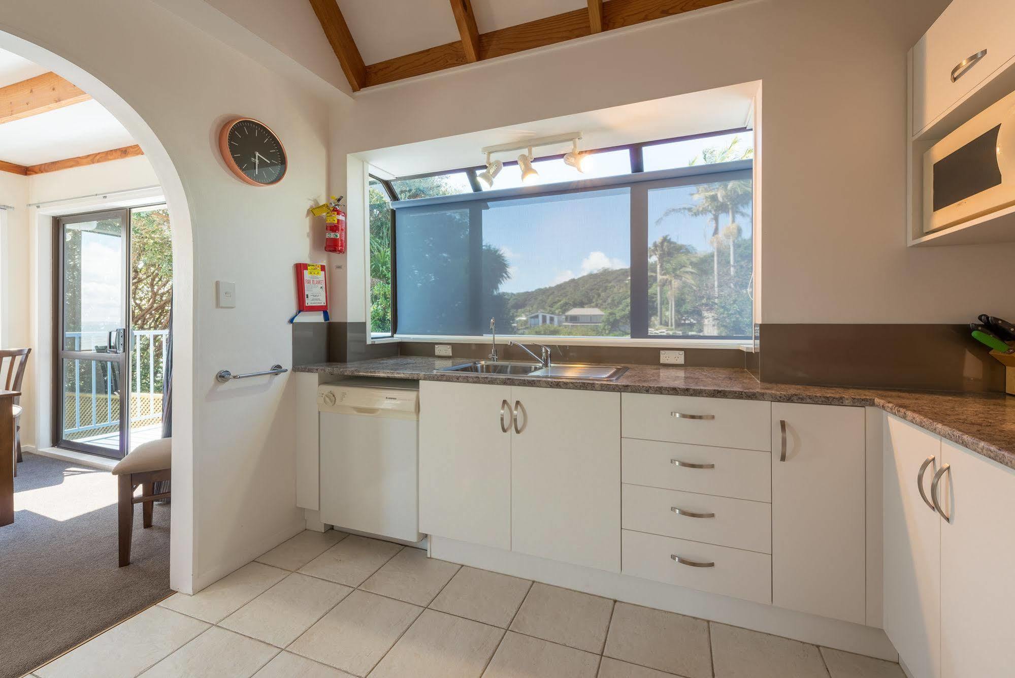 By The Bay Beachfront Apartments Mangonui Exterior photo