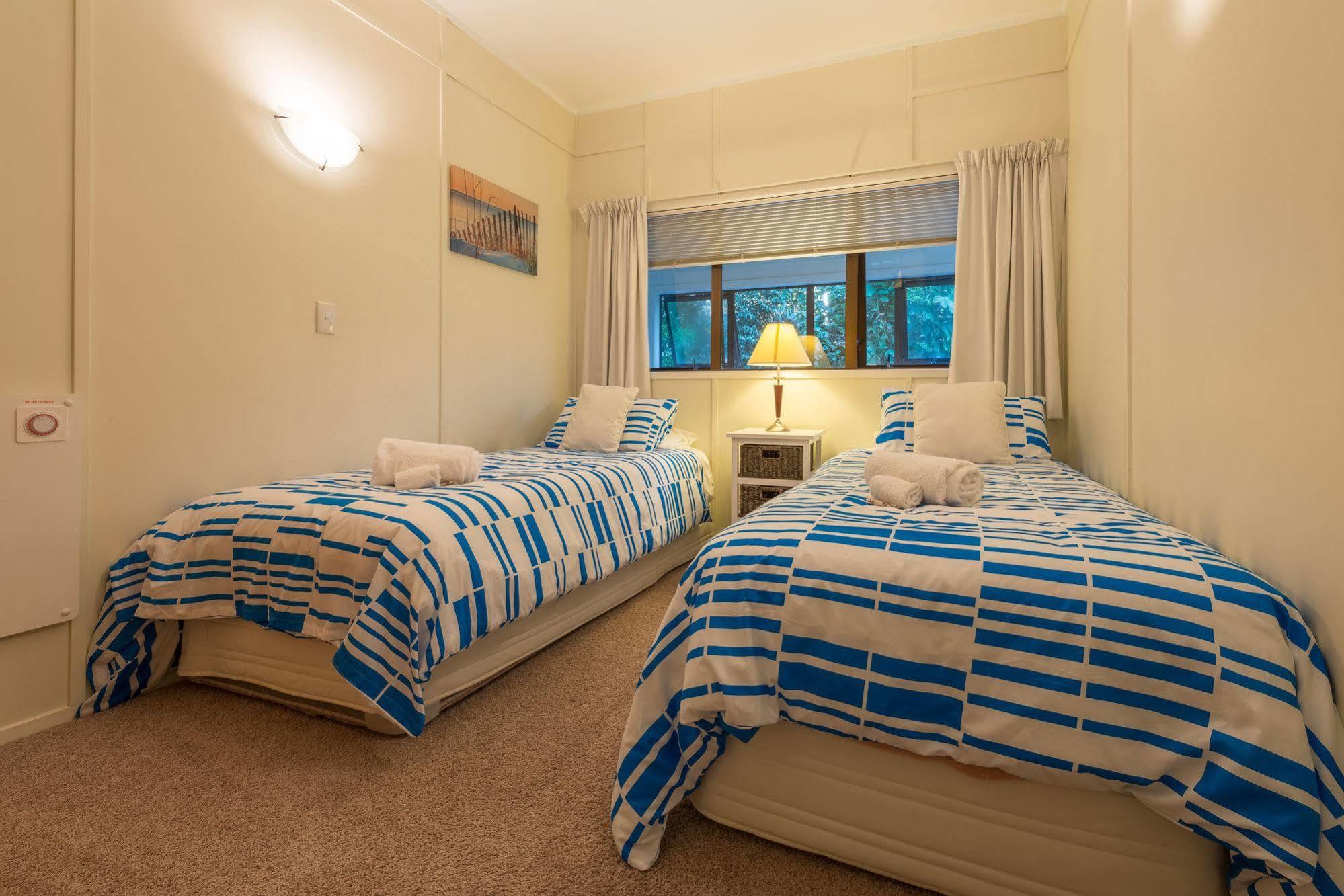 By The Bay Beachfront Apartments Mangonui Exterior photo